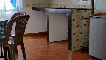 Fridge, coffee/tea maker