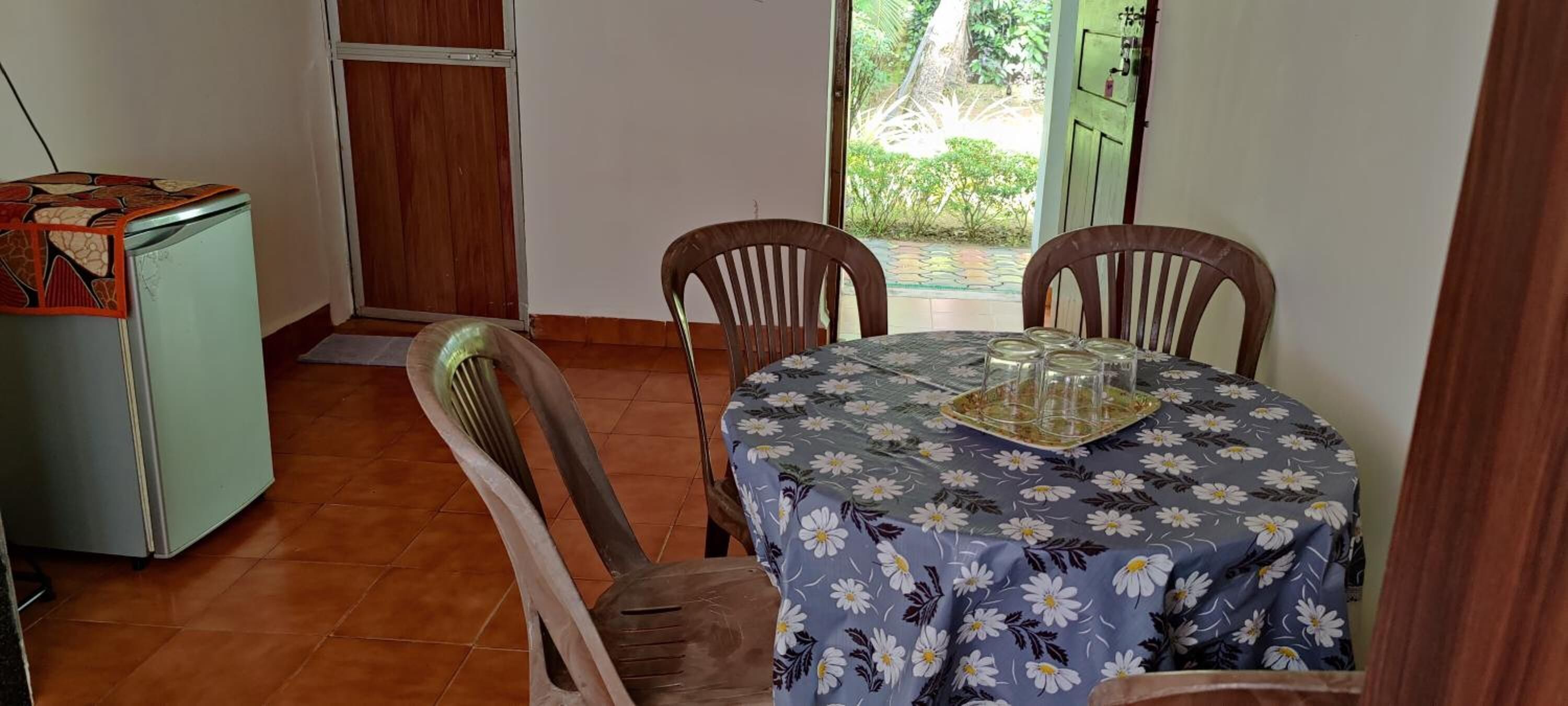 Fridge, coffee/tea maker