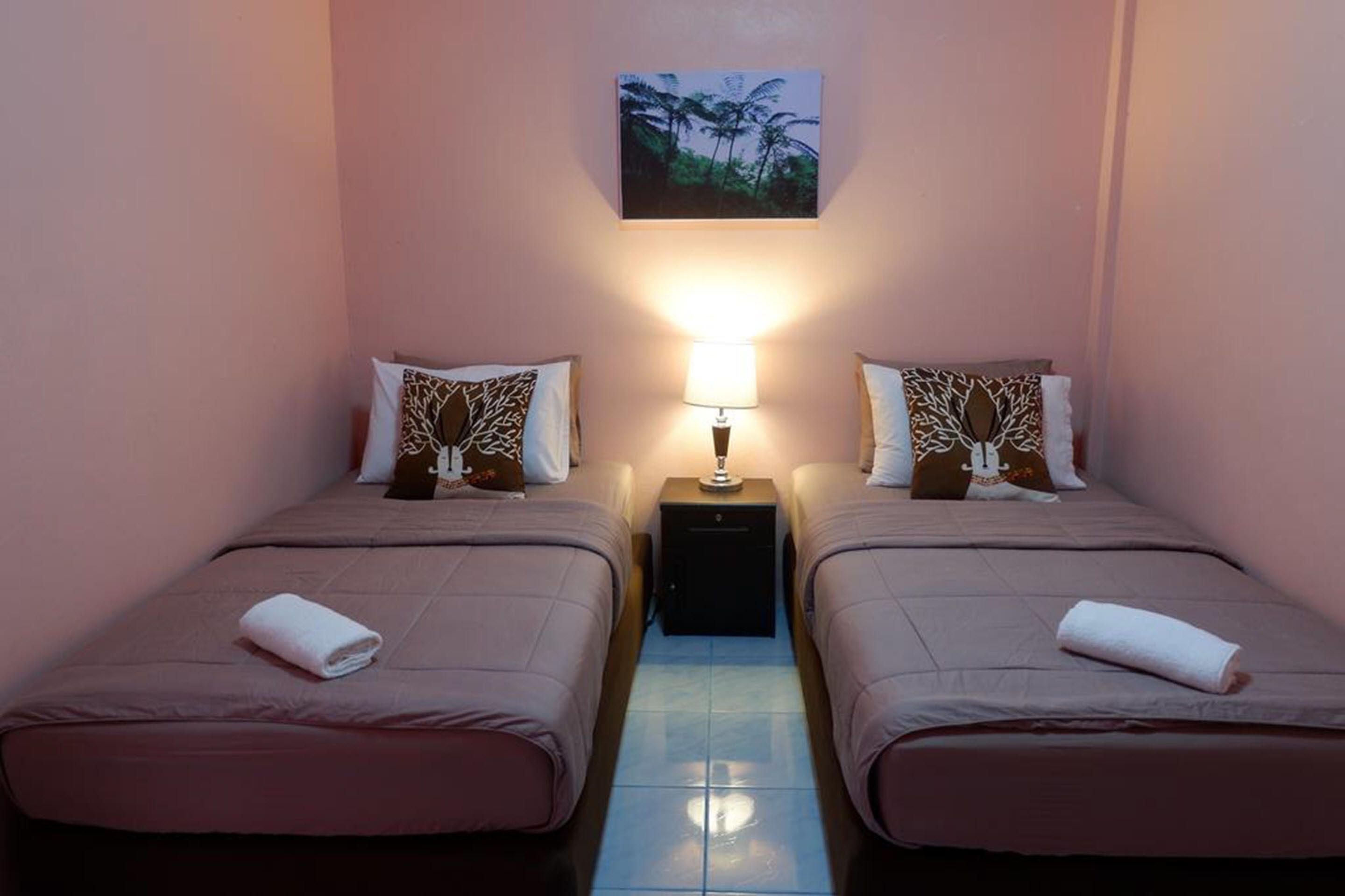 ميني بار وستائر تعتيم وواي فاي مجانًا وملاءات أسرّة