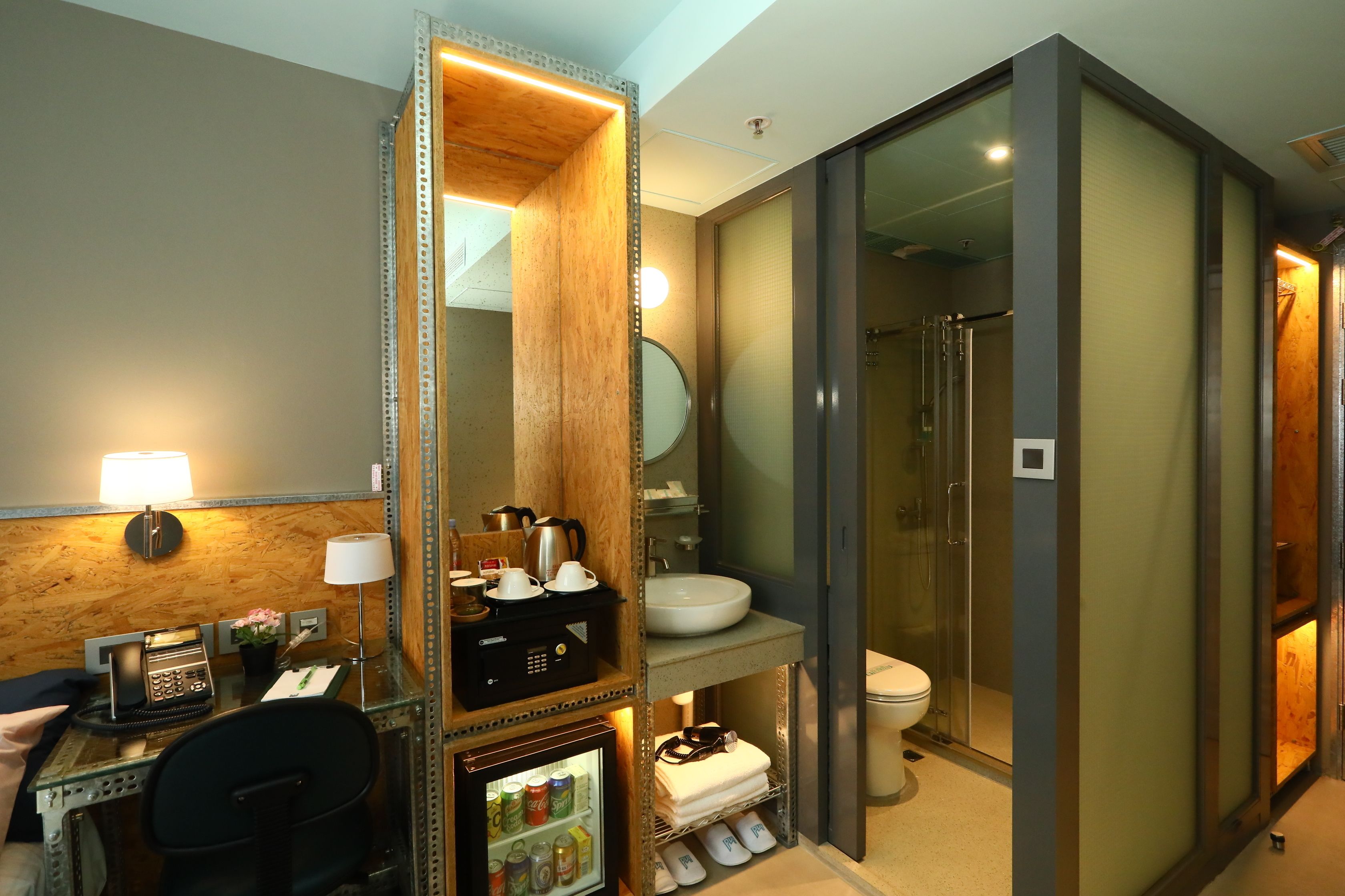 ind standard double | bathroom | hair dryer, slippers, towels, soap