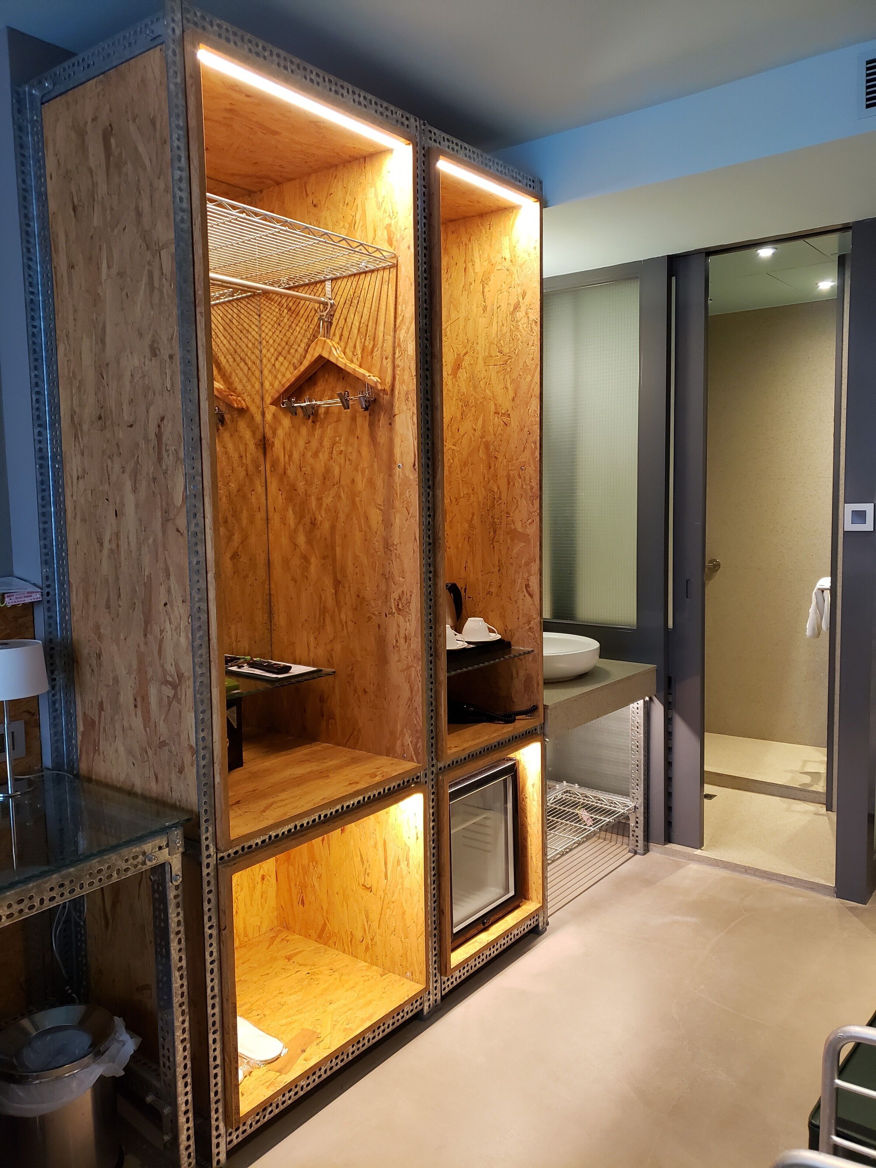 ind family triple | bathroom | hair dryer, slippers, towels, soap