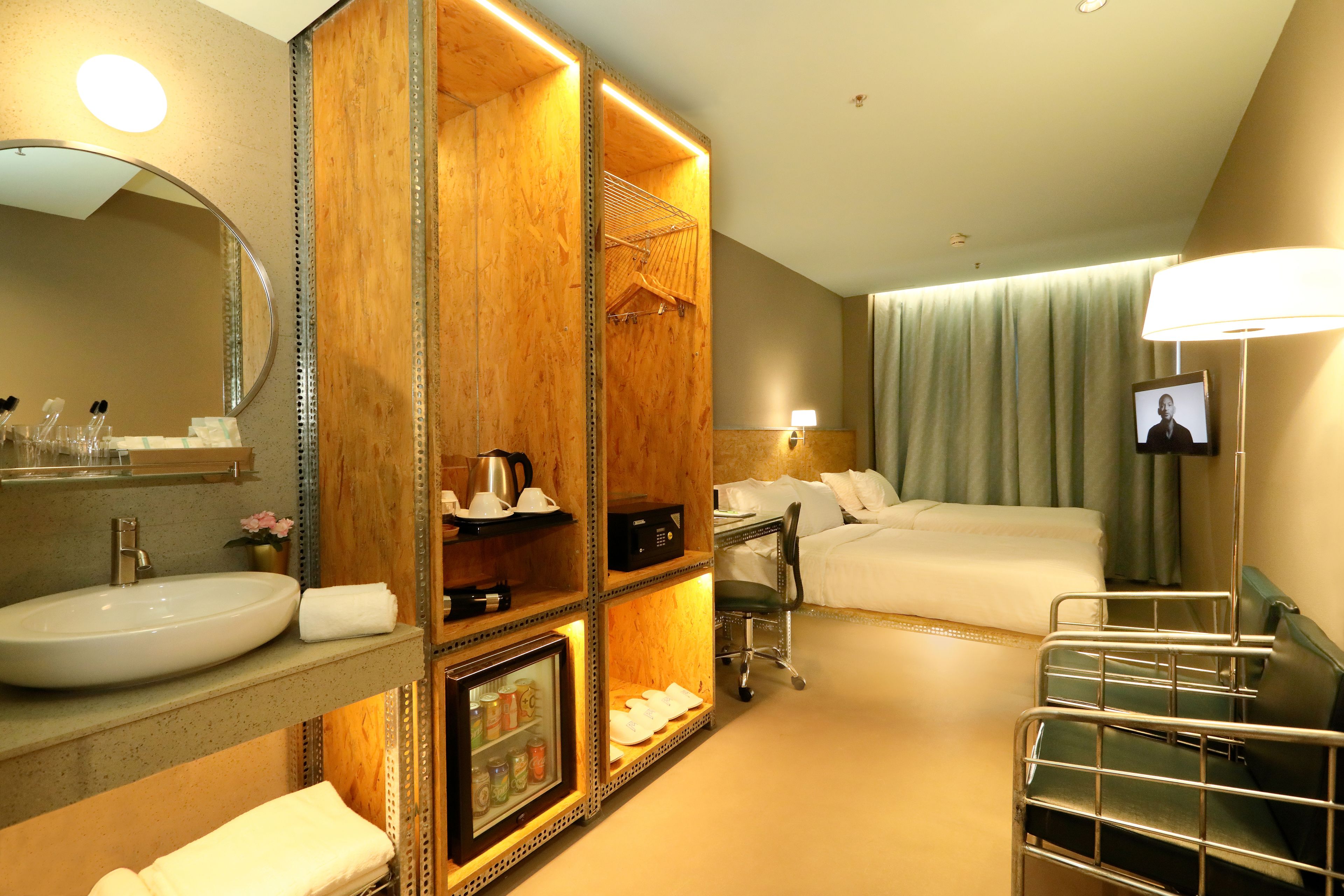 ind family triple | living area | led tv