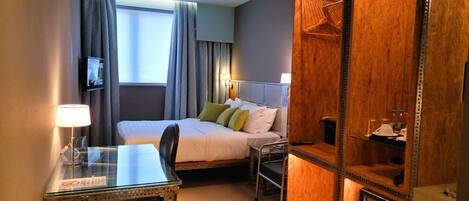 Kahden hengen deluxe-huone | Tallelokero huoneessa, työpöytä