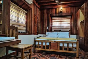 Shower, hydromassage showerhead, free toiletries, bathrobes - Gurukripa Heritage (Thrissur)