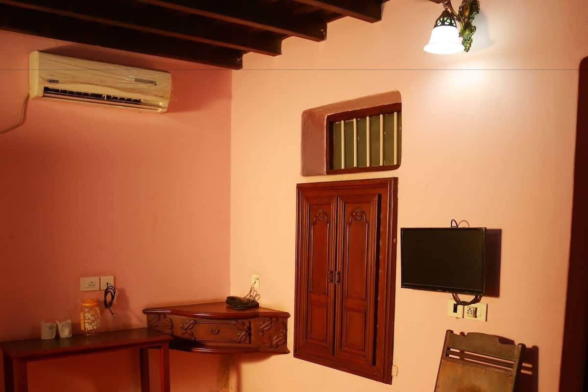 1 dormitorio, caja fuerte, escritorio y sistema de insonorización