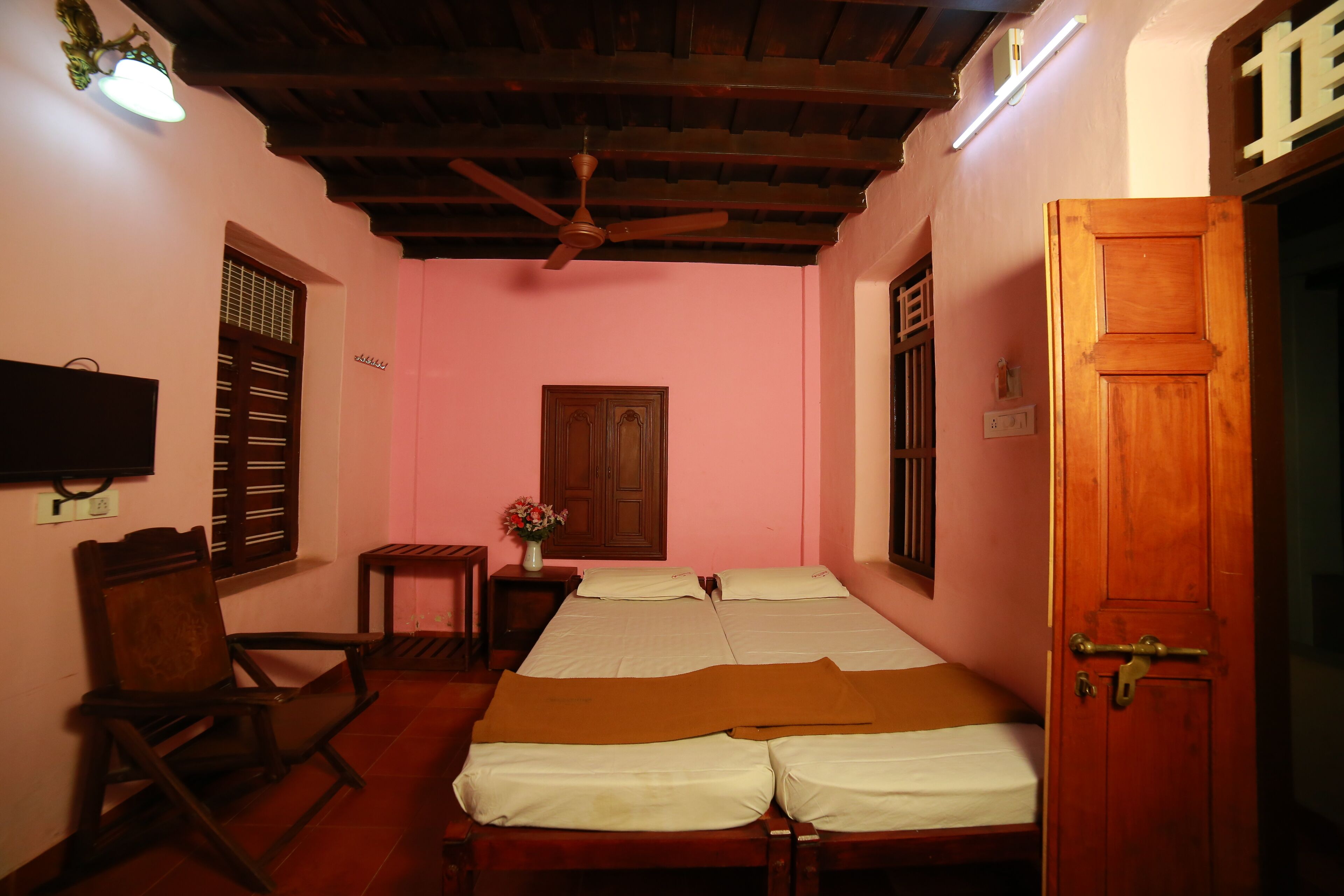 Standard Twin Room, 1 Queen Bed