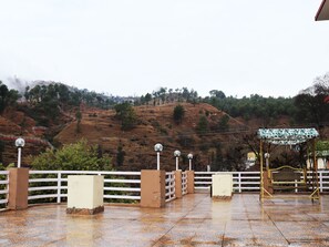 Terrace/patio - Shivalik River Retreat (Almora)