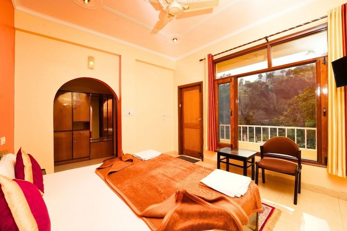 In-room safe, soundproofing, bed sheets