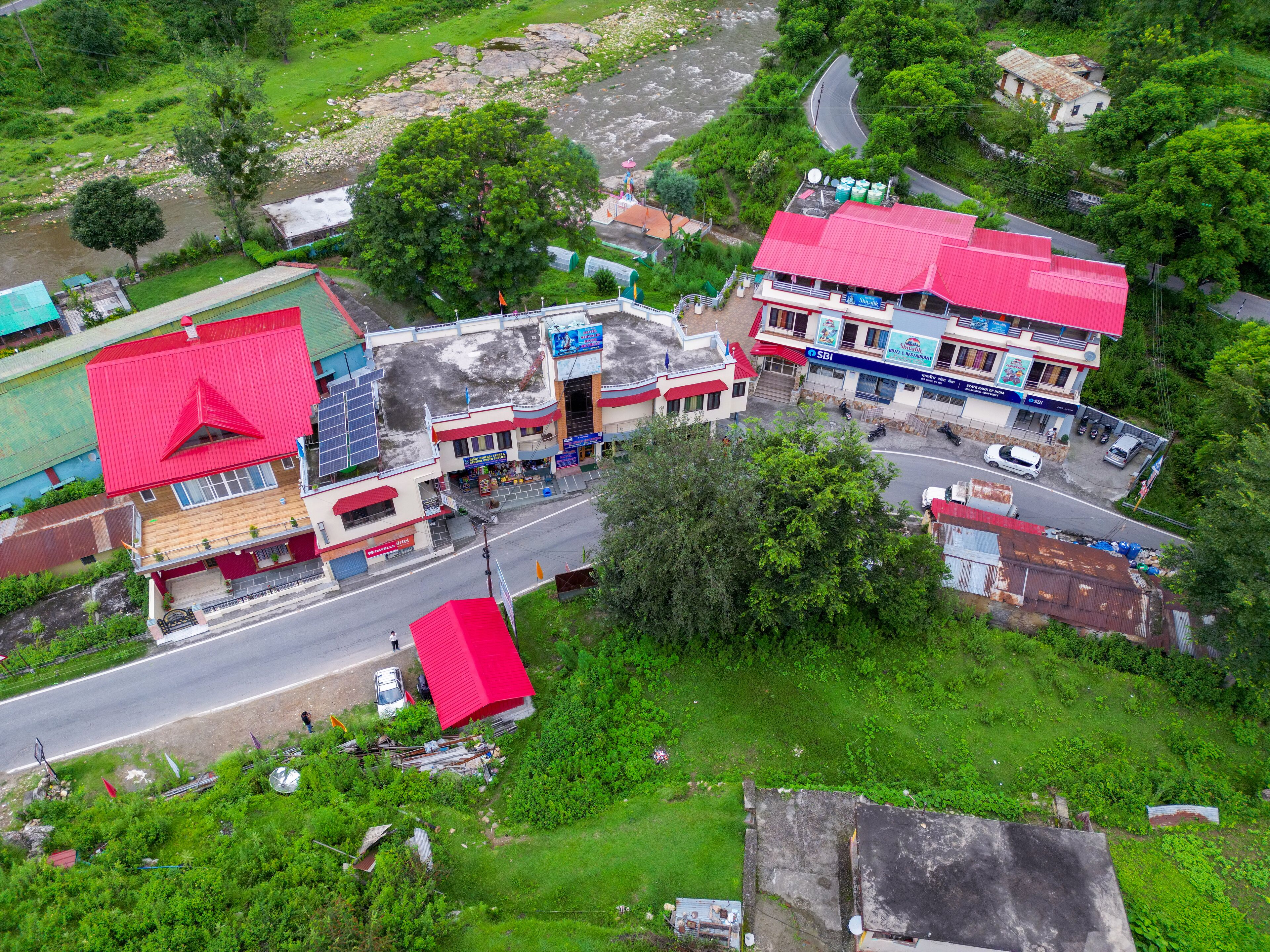 Vista aérea de una zona comercial con edificios, una carretera y un río.