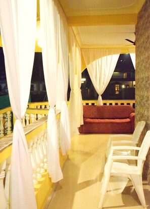 Lobby sitting area - La Vega Resort (Morjim)