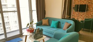 Appartement, 2 chambres (Scenic Valley) | Salle de séjour | Télévision à écran plat