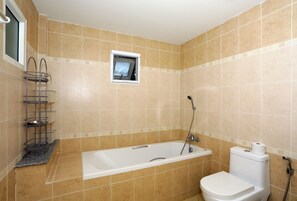 4 Bedrooms Pool Villa | Badezimmer | Duschwanne, Komfortbadewanne, kostenlose Toilettenartikel, Handtücher
