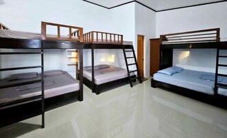 Muebles diferentes y ropa de cama