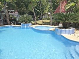 Una piscina al aire libre