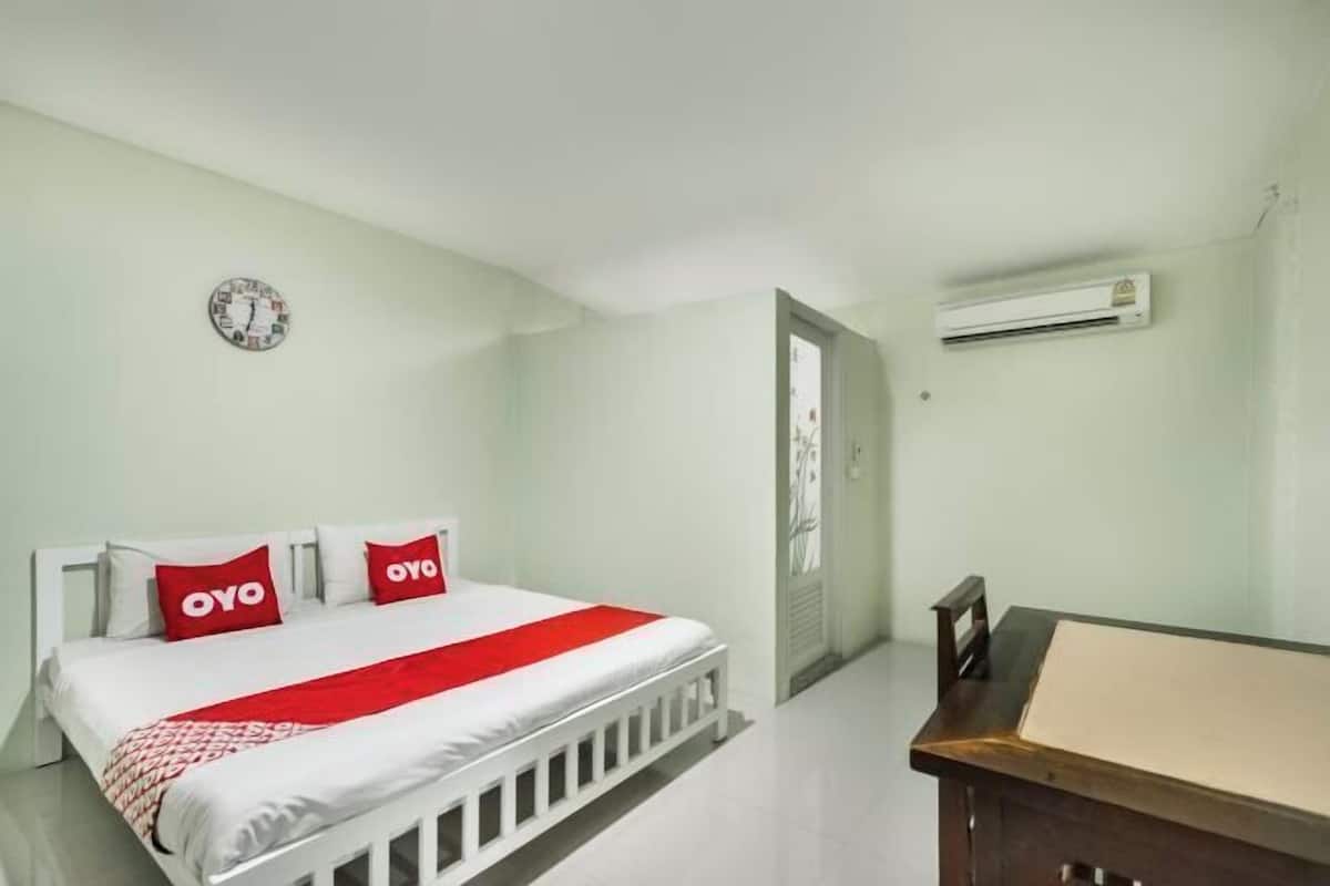 Desk, soundproofing, free WiFi, bed sheets