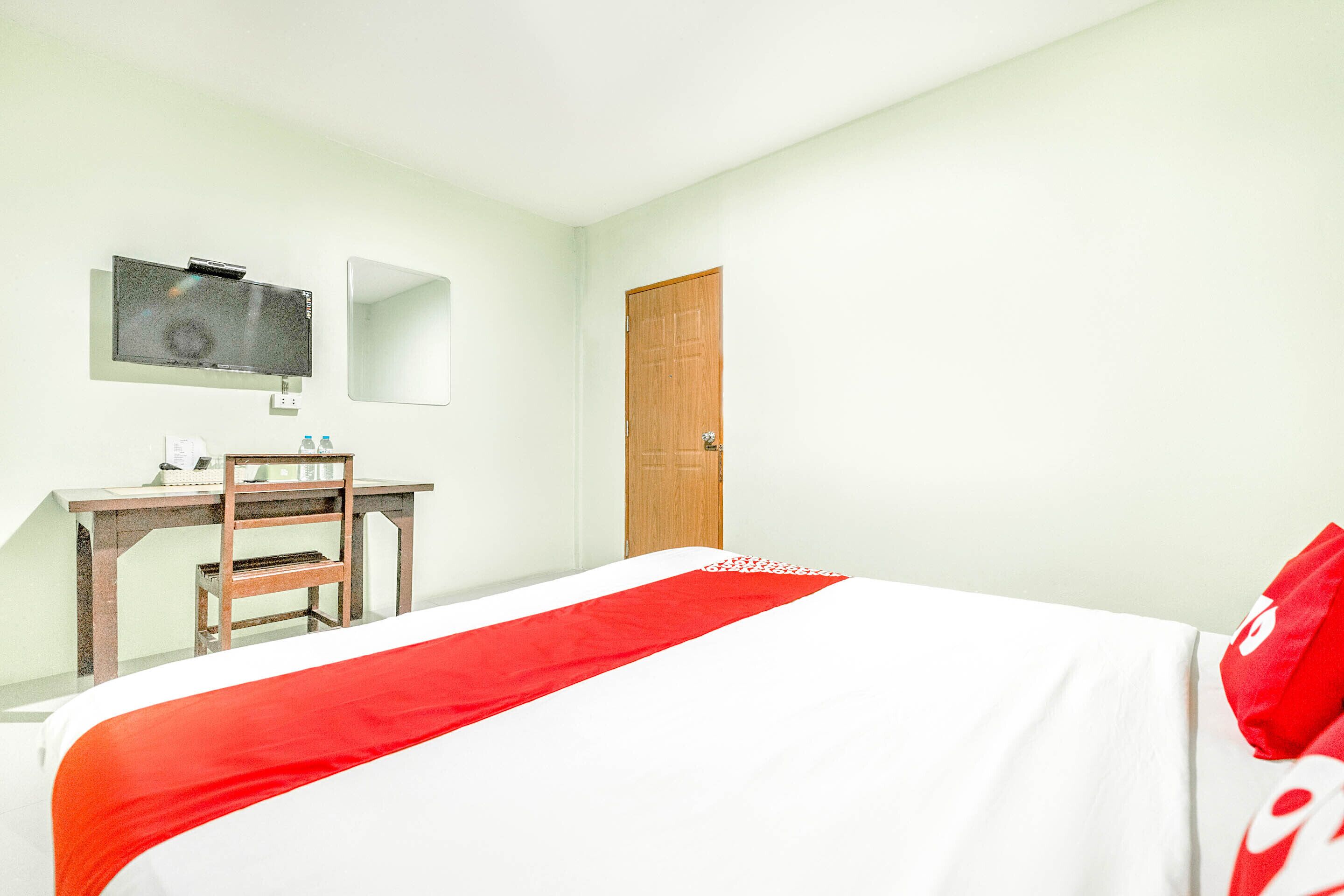 标准双人房 | 办公桌、隔音、免费 WiFi、床单