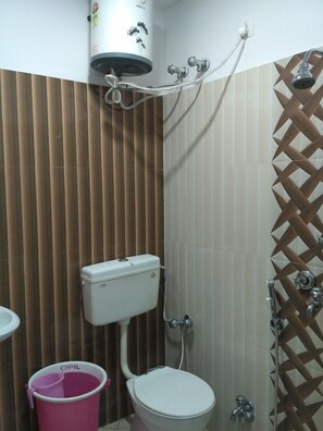 Shower, towels - Hotel Utsav Residency (Varanasi)