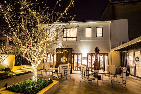 Fachada de la propiedad por la tarde o noche