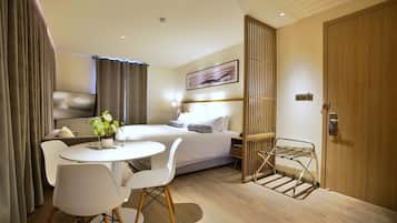 Kahden hengen huone | Minibaari, tallelokero huoneessa, työpöytä, pimennysverhot