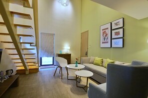 Duplex family room | Minibar, in-room safe, desk, blackout drapes - Cozi Cottage (Shanghai)