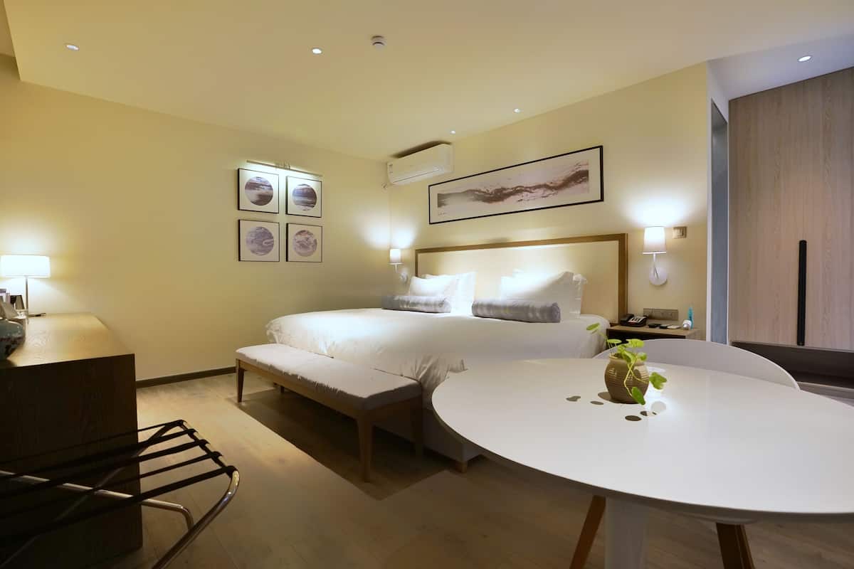 Luxury courtyard twin bedroom | Minibar, in-room safe, desk, blackout drapes