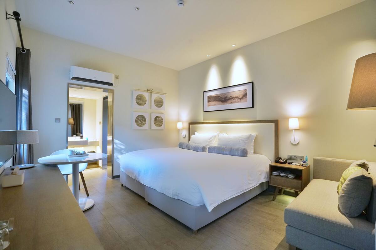 Spa King-size bed room | Minibar, in-room safe, desk, blackout drapes