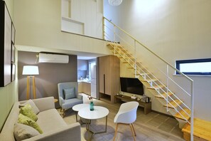 Minibar, caja de seguridad en la habitación y escritorio