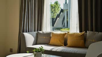 Luxury courtyard twin bedroom | Minibar, in-room safe, desk, blackout drapes