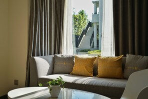 Luxury courtyard twin bedroom | Minibar, in-room safe, desk, blackout drapes - Cozi Cottage (Shanghai)