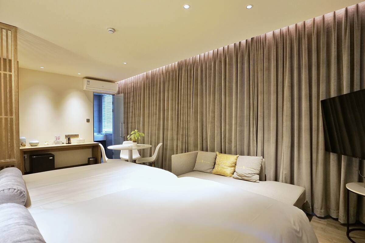Deluxe king | Minibar, in-room safe, desk, blackout drapes