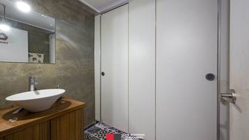 Shower, towels