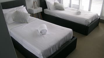 Departamento, 2 habitaciones | Muebles diferentes, escritorio y tabla de planchar con plancha
