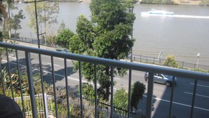 Vista de un río con un puente, un estacionamiento y una carretera.