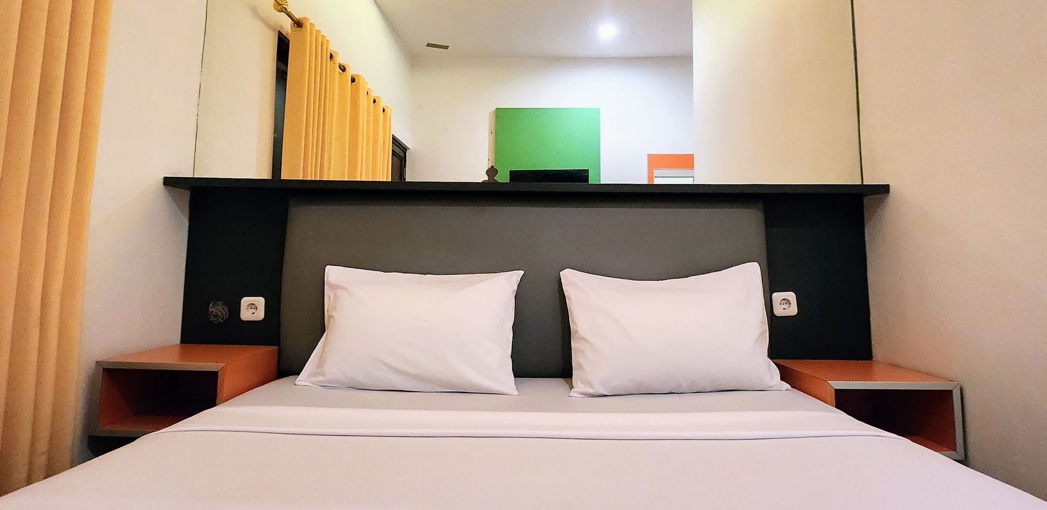 Desk, soundproofing, free WiFi, bed sheets