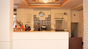 مطعم