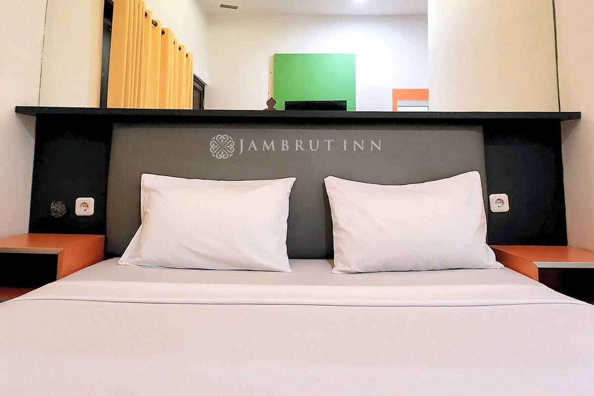 Escritorio, sistema de insonorización, wifi gratis y ropa de cama 