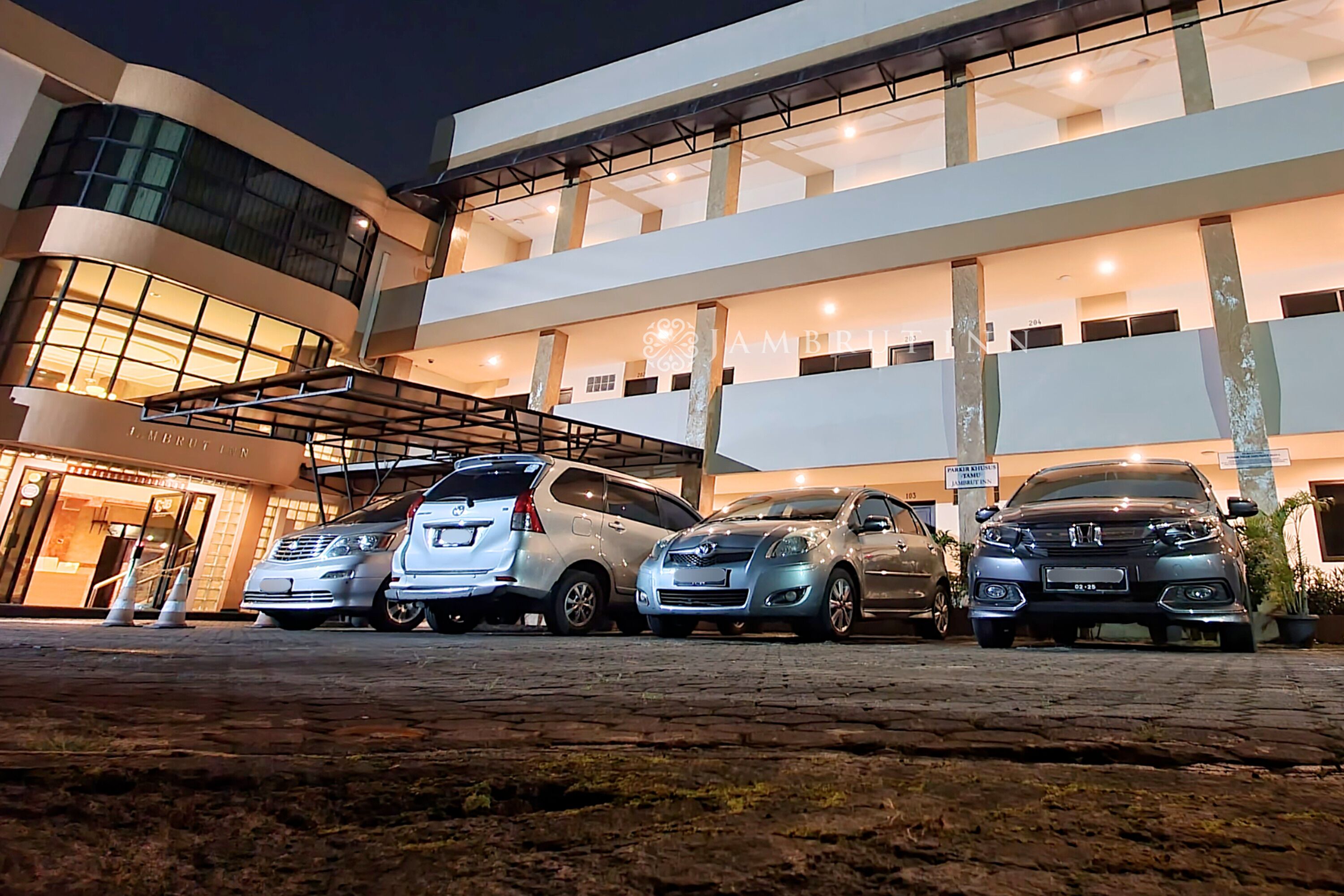 Vista frontal de la propiedad