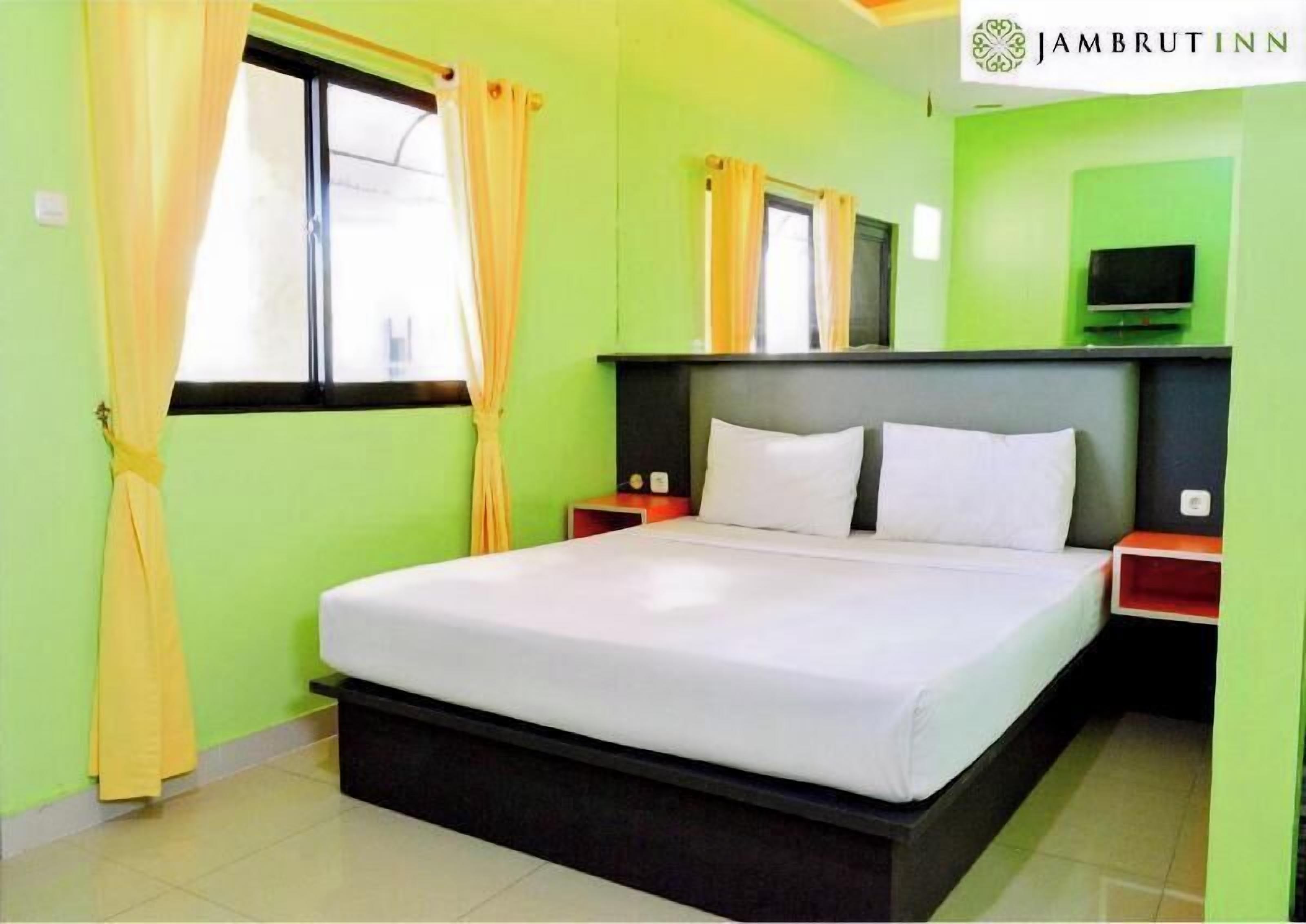 Desk, soundproofing, free WiFi, bed sheets