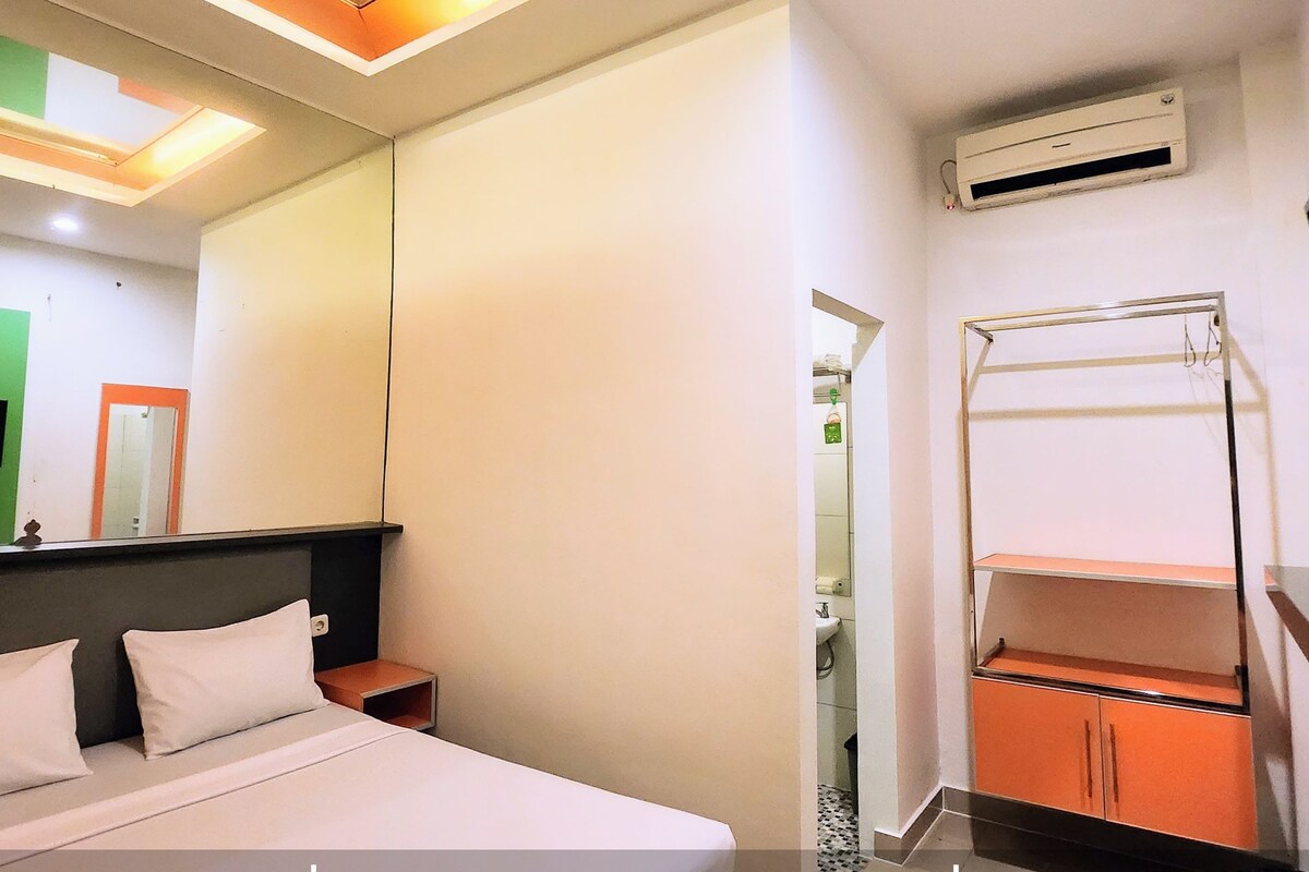 Deluxe 1 | Desk, soundproofing, WiFi (free), bed sheets