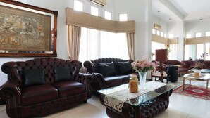 Lobby-lounge