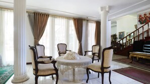 Lobby-lounge