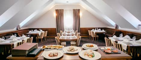 Breakfast, lunch, dinner served; local and international cuisine