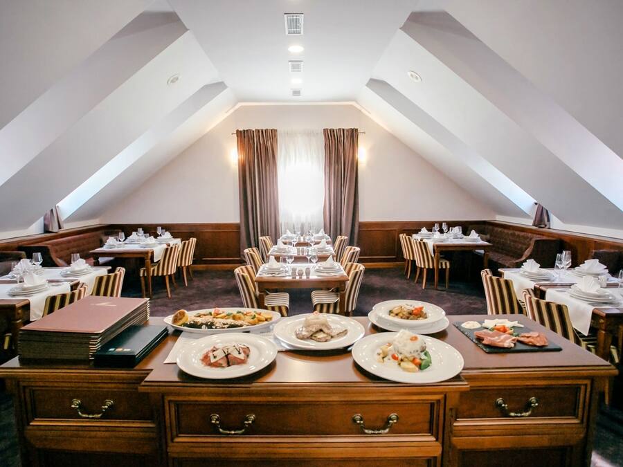 Breakfast, lunch, dinner served; local and international cuisine