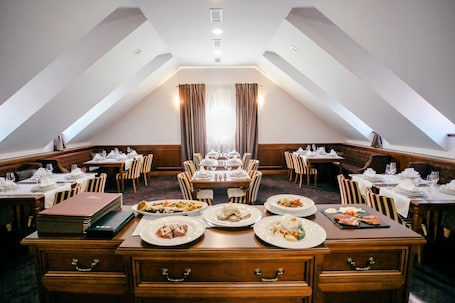 Breakfast, lunch and dinner served . Hotel Stara Lika