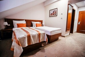 Habitación clásica con 2 camas individuales | Minibar, caja de seguridad en la habitación y escritorio 