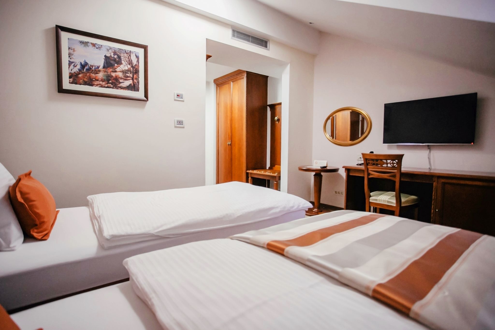 Quarto duplo clássico | Frigobar, cofres nos quartos, escrivaninha, berços grátis