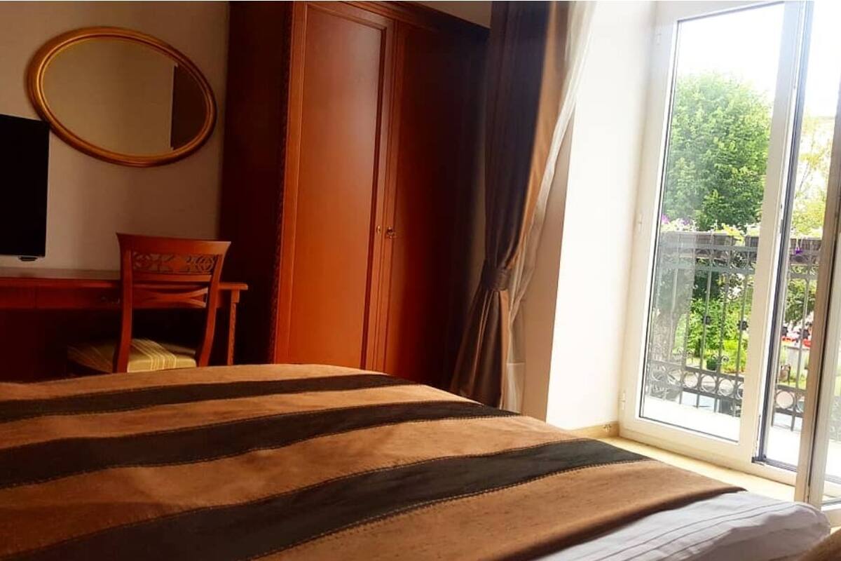Premium Suite | Minibar, in-room safe, desk, cribs (free)