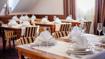 Petit déjeuner, déjeuner et dîner servis sur place