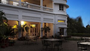 Un edificio de dos pisos con balcón y zona de estar al aire libre.