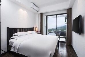 スーペリア ダブルルーム | デスク、遮光カーテン、WiFi (無料)